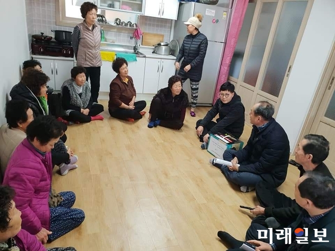 지난 11일 경로당에 방문하여 신규 시책 등을 홍보하는 김동섭 강진군 대구면장 / 사진=강진군 제공