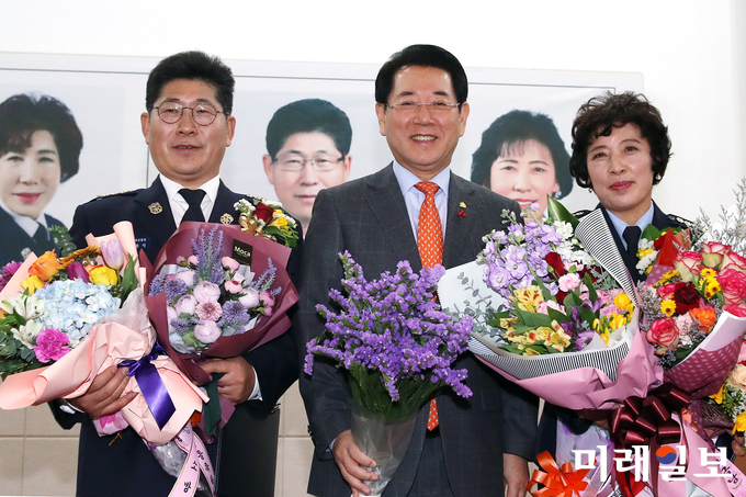 제10대 전라남도의용소방대연합회 회장 취임식이 15일 장흥군민회관에서 열린 가운데 김영록 전남지사가 임명장 수여 후 안훈석·박금낭 신임 회장과 기념촬영하고 있다. / 사진=전남도 제공