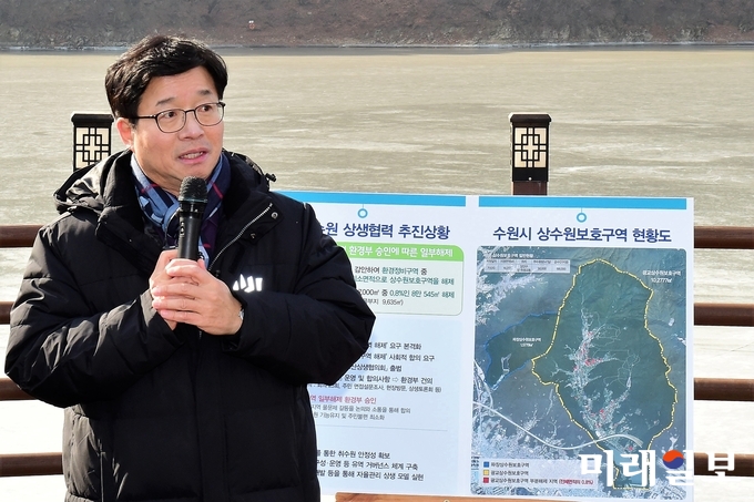 염태영 수원시장이 16일 광교저수지 수변산책로에서 열린 신년 기자간담회에서 ‘광교상수원보호구역’ 등 수원시 주요 현안을 설명하고 있다./사진=수원시 제공