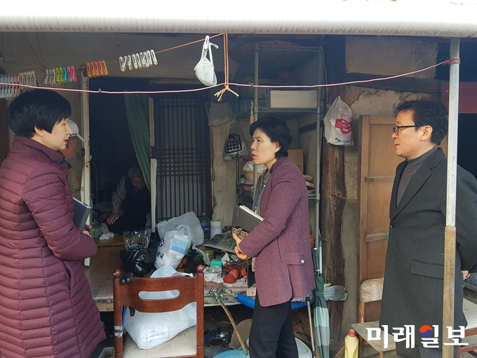 동절기를 맞이하여 전남 강진군 강진읍사무소는 복지이장과 읍지역사회보장협의체, 읍명예사회복지공무원과 함께 민관이 상호 협력하여 강진읍 저소득 복지사각지대를 적극 발굴한다. / 사진=강진군 제공