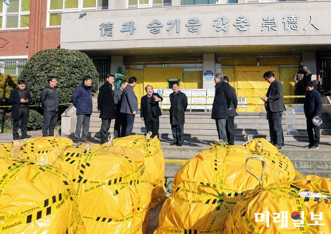 광주광역시교육청이 2018학년도 겨울방학 기간에 석면해체·제거 공사 중인 학교에 대해 현장 점검을 16일 실시했다. / 사진=광주시교육청 제공