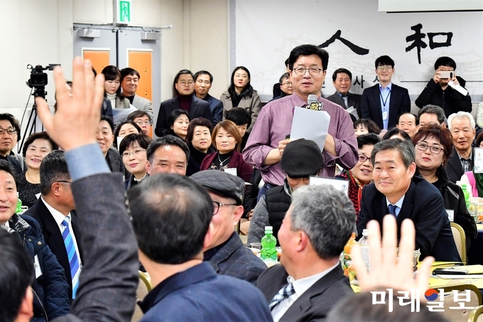 염태영 수원시장이 지난 10일 열린 팔달구 열린대화에서 시민들과 대화를 나누고 있다. /사진=수원시 제공