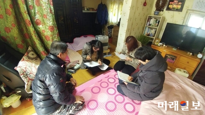 전남 강진군 군동면은 동절기 복지사각지대 발굴을 위하여 혼자 사는 장년층 329가구에 대한 전수조사에 나섰다. / 사진=강진군 제공