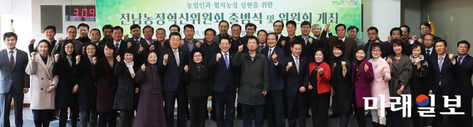 농업ㆍ농촌의 발전을 모색하고 협치농정을 실현하기 위한 전남농정혁신위원회 출범식이 17일 오후 도청 서재필실에서 열린 가운데 김영록 전남도지사를 비롯해 농업인단체와 농업인, 교수, 연구원, 전문가 등 43명으로 구성된 농정혁신위원들이 기념촬영을 하고 있다. / 사진=전남도 제공