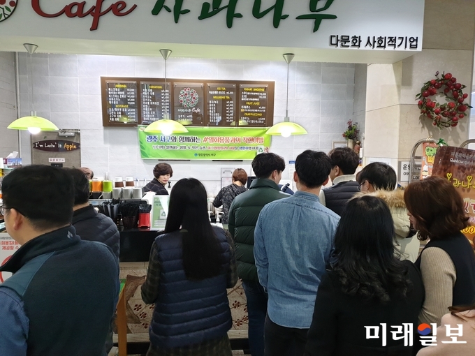 광주 서구가 지난 16일 오전시간 청사 내 카페에서 음료를 주문하는 직원과 주민들을 대상으로 일회용품NO 머그컵OK 캠페인을 진행했다. / 사진=서구청 제공