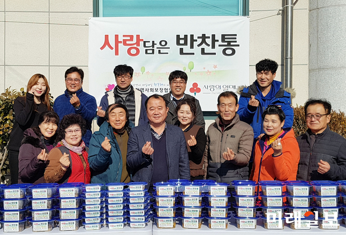 사랑담은 반찬통 지원 사업에 참여한 봉사자들이 기념촬영을 하고 있다. / 사진=강진군 제공