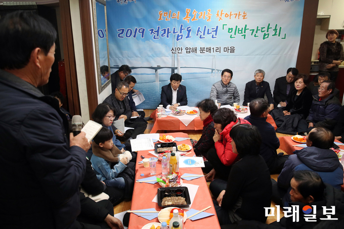 김영록 전남도지사가 17일 오후 신안군 압해읍 분매1리 마을을 방문, 민가에서 하룻밤을 머물며 생활현장을 돌아보고 주민들과 대화했다. 김양식과 새우양식 어업인, 농업인 등을 분야별로 만나, 애로·건의사항을 듣고 해결방안을 도출했다. / 사진=전남도 제공