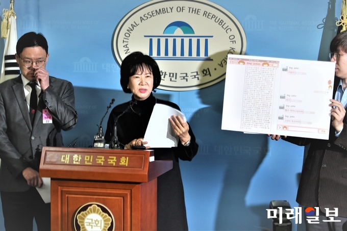 손혜원 의원이 21일 오전 국회 정론관에서 여준형 젊은빙상인연대 대표(오른쪽), 박지훈 젊은빙상인연대 자문 변호사(왼쪽)와 함께한 피해자와 전명규 한국체대 교수와 주고 받은 문자 메시지를 공개하고 있다./사진=김정현 기자