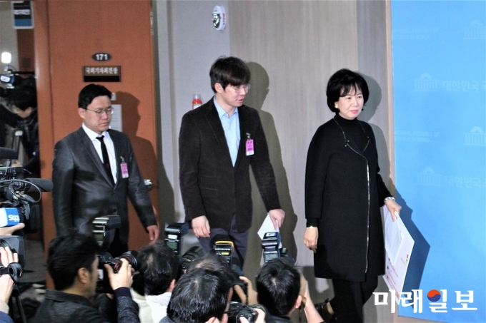손혜원 의원과 여준형 젊은빙상인연대 대표, 박지훈 젊은빙상인연대 자문 변호사가 21일 오전 빙상계 성폭력 추가 폭로를 하기 위해 국회 정론관 브리핑룸에 들어오고 있다./사진=김정현 기자