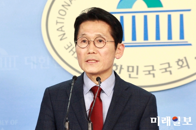 윤소하 정의당 원내대표가 22일 오후 서울 여의도 국회 정론관에서 목포 근대역사문화공간에 대한 부동산 투기 의혹과 관련해 기자회견을 하고 있다./사진=장건섭 기자