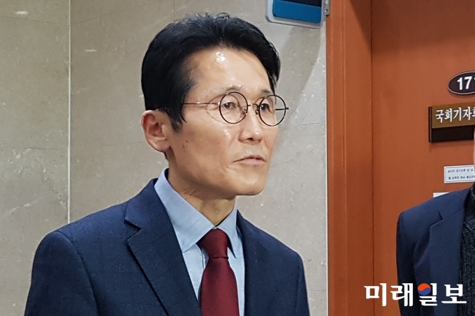 윤소하 정의당 원내대표가 22일 오후 서울 여의도 국회 정론관에서 목포 근대역사문화공간에 대한 부동산 투기 의혹과 관련해 기자회견 후 취재진의 질문에 대답 하고 있다./사진=장건섭 기자
