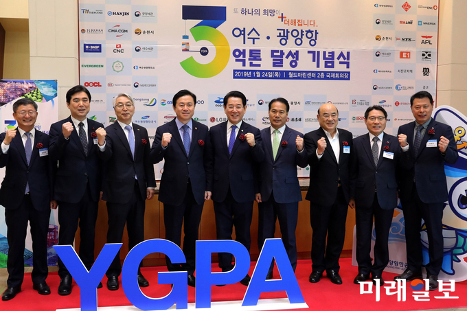 여수·광양항 물동량 3억톤 달성 기념행사가 24일 오전 광양 월드마린센터 국제회의장에서 열린 가운데 김영록 전남도지사가 기념촬영, 인사말, 김영춘 해양수산부 장관과 대화하고 있다. 이날 행사에는 이용주 국회의원, 정현복 광양시장, 권오봉 여수시장, 해운·항만 관계자 200여명이 참석해 물동량 3억톤 달성을 축하하고, 국가 중추항만으로 성장을 다짐했다. / 사진=전남도 제공