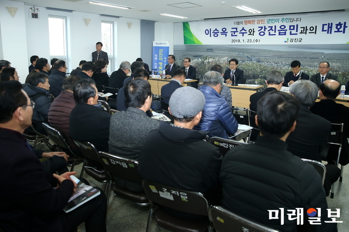 전남 강진군이 지난 15일부터 23일까지 실시한「2019년도 읍면순회 군민과의 대화」를 성황리에 마쳤다. 사진은 강진읍사무소에서의 군민과의 대화 모습 / 사진=강진군 제공