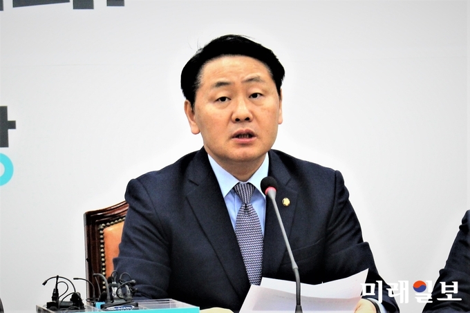 김관영 바른미래당 원내대표가 25일 오전 국회에서 열린 최고위원회의에서 1월 임시국회를 외면하는 더불어민주당과 2월 국회 보이콧을 선언을 한 자유한국당에 대해 싸잡아 비난하고 있다./사진=김정현 기자