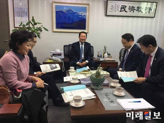 임택 광주 동구청장이 국회를 찾아 지역구 국회의원인 박주선 의원을 만나 동구 정책현안을 건의하고 있다. / 사진=동구청 제공