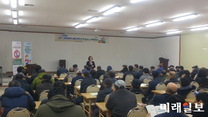 광주광역시 농업기술센터는 ‘2019 새해농업인실용교육’으로 25일 광산구 삼도농협회의실에서 고품질 벼 재배기술, 양념채소 분야에 대해 강의했다. / 사진=광주시 제공