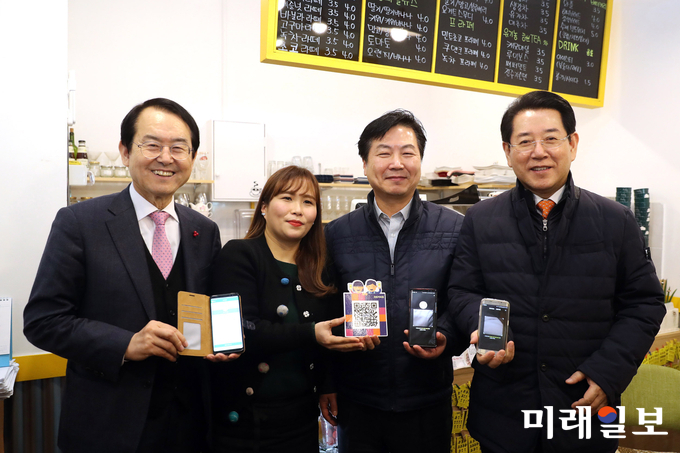 김영록 전남도지사와 홍종학 중소벤처기업부 장관, 김종식 목포시장이 25일 목포 전통시장인 자유시장을 찾아 제로페이 서비스를 시연하고 있다. 제로페이는 구매자가 물품을 구매하고 QR코드를 스캔하면, 사용자 계좌에서 소상공인 계좌로 직접 이체되는 간편 결제시스템으로 카드 수수료가 없다. / 사진=전남도 제공