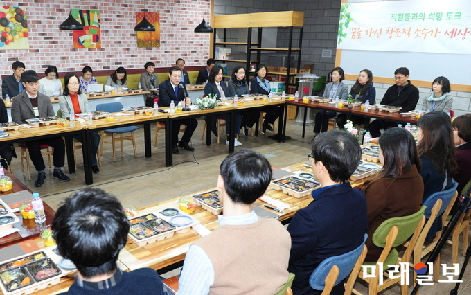 이용섭 광주광역시장은 25일 시청 3층 협업회의실에서 장애인 복지, 5·18민주화 운동 보상, 버스·택시민원 등 민생업무 최일선에서 일하고 있는 직원들과 함께 ‘희망토크’ 시간을 가졌다. / 사진=광주시 제공