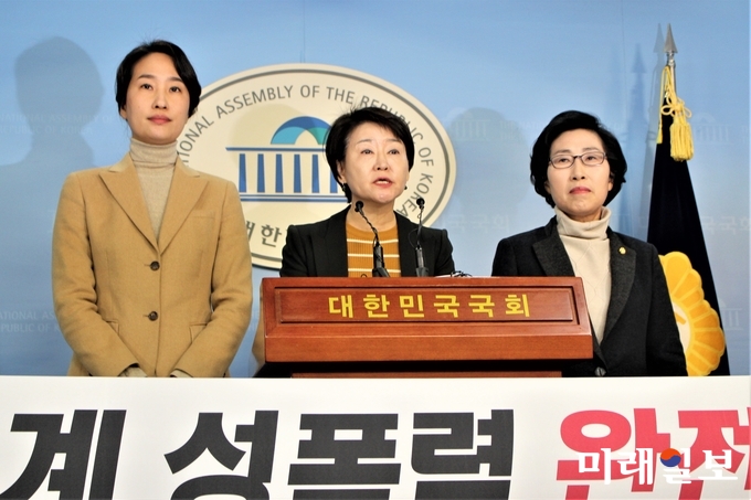 바른미래당 체육계성폭력근절특별위원회 김수민‧권은희 공동위원장과 김삼화 위원이 25일 국회 정론관에서 '국민체육진흥법’ ‘학교체육진흥법’ ‘학원의 설립·운영 및 과외교습에 관한 법률’ 개정안을 발의 내용을 발표하고 있다./사진=김정현 기자