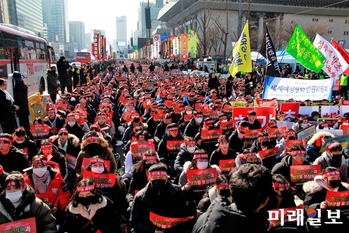 27일 오전 '강제 개종 목사 처벌 촉구 궐기대회'에 참석한 3만여 명의 시민이 서울 광화문광장을 가득 메우고 있다. 이날 강제개종피해인권연대(강피연)의 주최로 열린 궐기대회는 최근 전남도 화순의 한 펜션에서 감금된 채 개종을 강요당하던 고(故) 구지인(27)씨가 부모에 의해 죽임을 당한 사건이 발생한 데 따른 것이다./사진=장건섭 기자