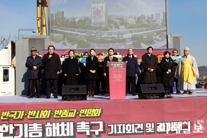 27일 오전 서울 광화문광장에서 개최한 '반국가·반사회·반종교·반평화 한기총 해체 촉구 기자회견 및 궐기대회'에서 한 참석자가 한기총 해체를 촉구하는 발언을 하고 있다./사진=장건섭 기자