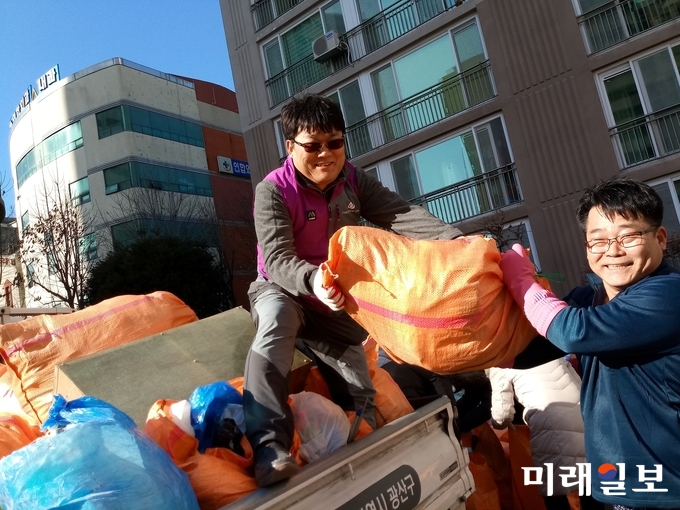 광주 광산구 바람꽃주거환경개선봉사단과 운남동 자원봉사캠프 등 11개 민관 단체가 26-27일 양일간 우즈베키스탄 출신 결혼이주여성의 집 새단장을 위해 청소를 하고 있다. / 사진=광산구 제공