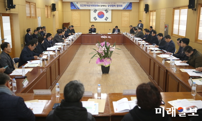 전남 강진군은 지난 24일 민간투자유치위원 44명이 참여한 가운데 기업과 지역이 더불어 잘사는 여민동락 강진 만들기를 위한 민간투자유치위원회를 개최했다. / 사진=강진군 제공