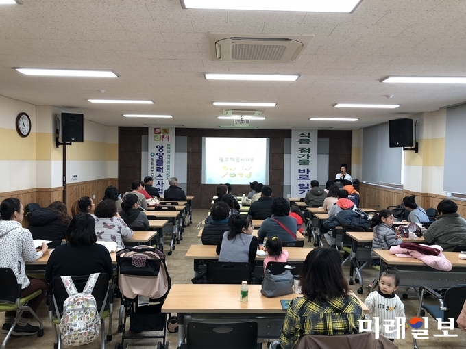 전남 강진군보건소는 지난 23일 보건소 3층 대회의실에서 2019년 영양플러스 사업대상 가구주 58명에게 사업설명회 및 영양교육을 실시했다. / 사진=강진군 제공