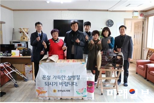 김기태 전남도의원이 25일 순천시에 소재한 노인복지시설 ‘종가노인복지센터’와 ‘은빛마을’을 찾아 시설관계자들을 격려하고 시설에 입소한 어르신들을 위로했다. / 사진=전남도의회 제공