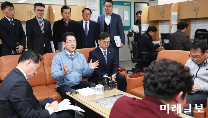 김영록 전라남도지사가 28일 오후 도정 기자실에서 한전공대 부지 확정과 관련해 기자간담회를 하고 있다. 김 지사는 광주시 한전 등과 협력해 한전공대를 세계적인 에너지 특화 공과대학으로 육성하겠다고 밝혔다. / 사진=전남도 제공