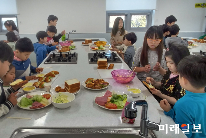 전남 강진군 드림스타트는 지난 24일 겨울 방학을 맞아 취약계층아동 40명을 대상으로 맛집 여기요! 요리교실을 실시했다. / 사진=강진군 제공