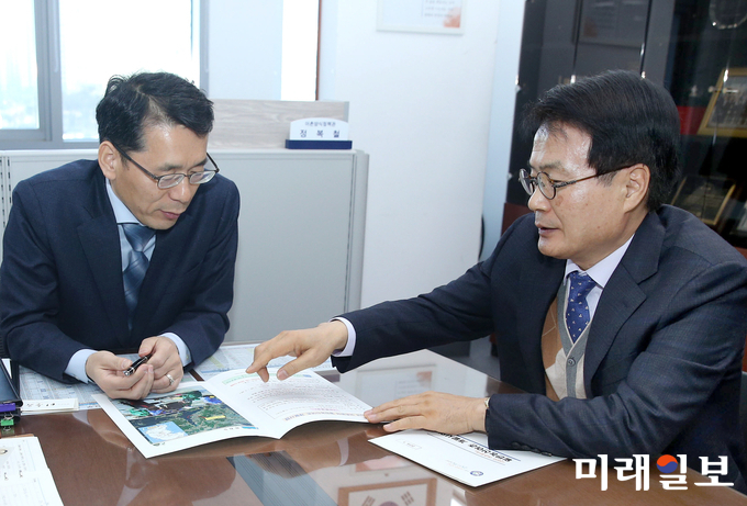 이승옥 강진군수가 해양수산부 정복철 정책관을 방문하여 지역현안사업을 설명하고 있다. / 사진=강진군 제공
