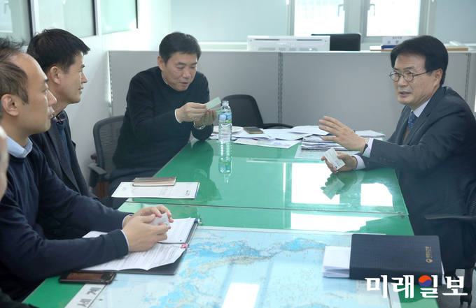 이승옥 강진군수가 해양수산부 오운열 항만국장을 방문하여 지역현안사업을 설명하고 있다. / 사진=강진군 제공