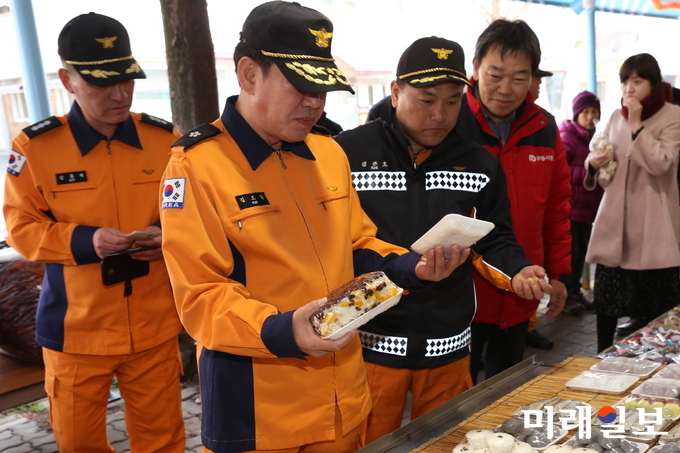 광주광역시 소방안전본부와 5개 소방서 소방공무원들은 설을 앞두고 지난 21일부터 전통시장 장보기 행사에 참여하고 있다. / 사진=광주시 제공