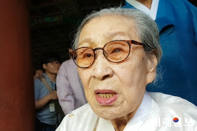 지난 2017년 8월 15일 오후 서울 종로구 보신각에서 열린 제72주년 광복절 기념 타종행사에 일본군 위안부 피해자 김복동 할머니가 타종식 후 기자와의 인터뷰를 하고 있다./사진=장건섭 기자