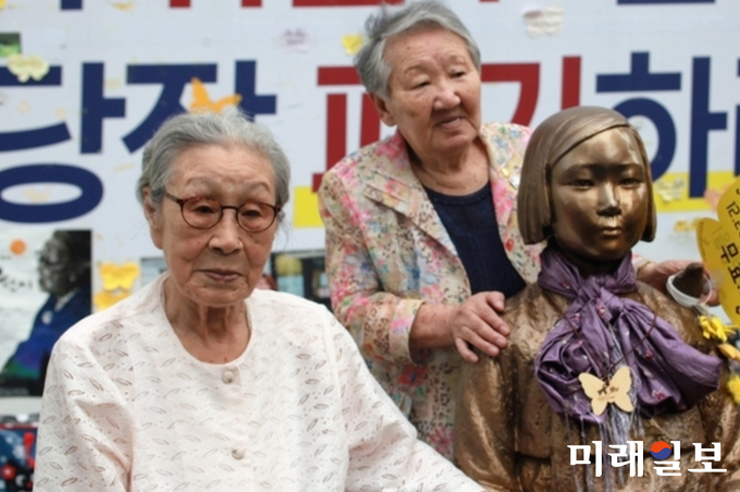 일본군 위안부 피해자 김복동(왼쪽)·길원옥 할머니가 세계 일본군 위안부 기림일을 맞은 지난 2016년 8월 14일 오후 서울 종로구 옛 주한일본대사관 앞에서 열린 '제4차 세계일본군위안부 기림일 맞이 나비 문화제'에 앞서 소녀상과 함께 기념촬영을 하고 있다./사진=장건섭 기자