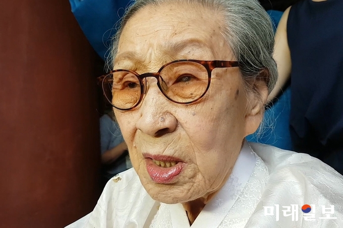 지난 2017년 8월 15일 오후 서울 종로구 보신각에서 열린 제72주년 광복절 기념 타종행사에 일본군 위안부 피해자 김복동 할머니가 타종식 후 기자와의 인터뷰를 하고 있다./사진=장건섭 기자