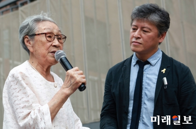 '제4차 세계 일본군 위안부 기림일'인 지난 2016년 8월 14일 오후 서울 종로구 주한일본대사관 앞에서 열린 평화콘서트에 참석한 김복동 할머니가 정부의 일본군 위안부 합의에 대해 비판하고 있다(오른쪽은 이날 사회자로 나선 탤런트 권해효)./사진=장건섭 기자