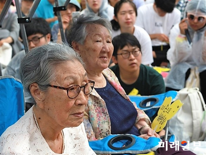 일본군 위안부 피해자 김복동(왼쪽)·길원옥 할머니가 세계 일본군 위안부 기림일을 맞은 지난 2016년 8월 14일 오후 서울 종로구 옛 주한일본대사관 앞에서 열린 '제4차 세계일본군위안부 기림일 맞이 나비 문화제'에 참가하고 있다./사진=장건섭 기자