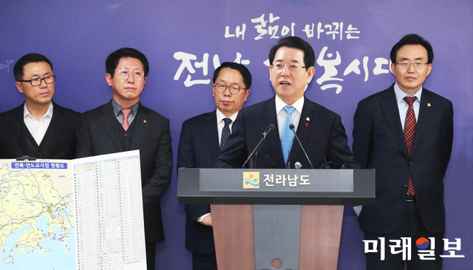 김영록 전라남도지사가 29일 오후 도청 브리핑룸에서 남해안 신성장관광벨트 1단계 사업(국도 77호선 단절구간 연결)과 수산식품 수출단지 조성사업 등 국가균형발전위원회가 발표한 예비타당성 조사 면제대상 사업에 대해 기자회견을 하고 있다. / 사진=전남도 제공