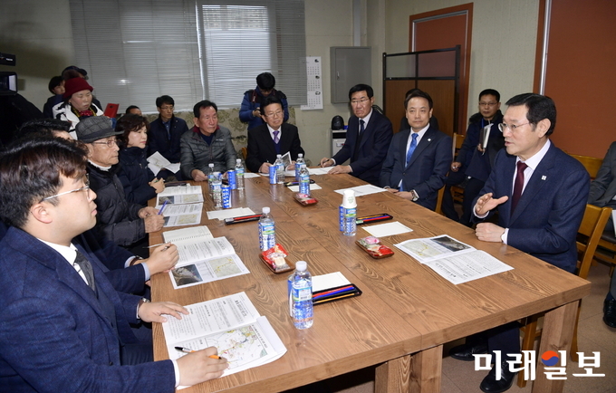 이용섭 광주광역시장이 29일 오후 2019년 자치구 순방 첫 방문지인 동구청을 찾아 구정현안을 청취한 뒤 월남동 공영차고지를 찾아 주민들의 민원사항에 대해 대화를 나누고 있다./사진=광주시 제공