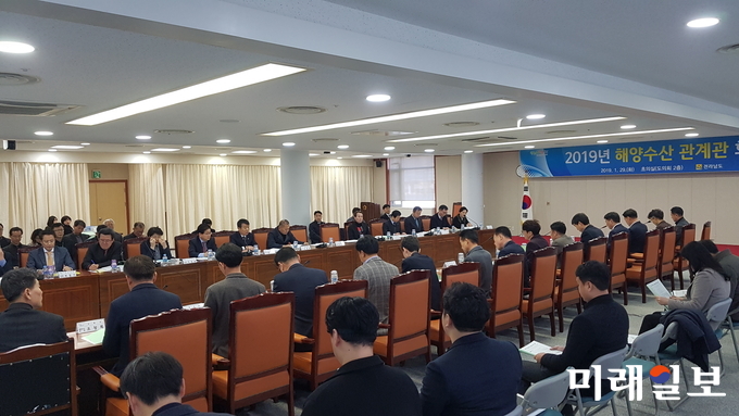 전라남도는 29일 도의회 초의실에서 도, 시군, 수협, 해양수산청, 여수광양항만공사, 서해어업관리단, 전남어촌특화지원센터, 전남씨그랜트센터 등 50여 명이 참석한 가운데 ‘함께 잘사는 어촌’ 만들기 해양수산 관계관 토론회를 개최했다. / 사진=전남도 제공
