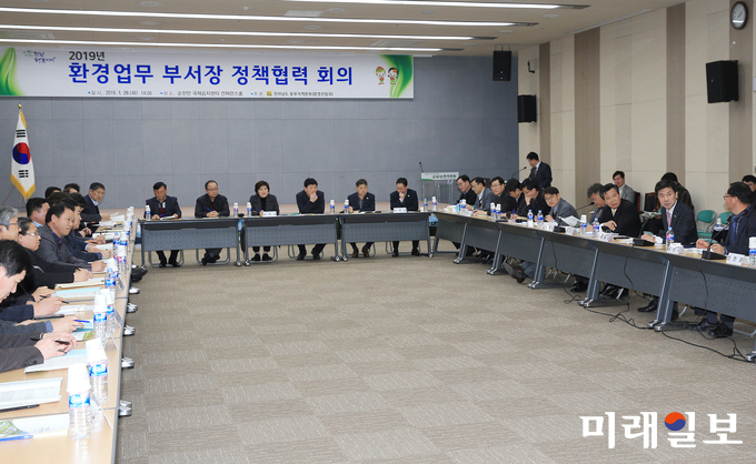 전라남도는 29일 순천만 국가정원 내 국제습지센터 회의실에서 2019년 환경정책 등 주요 업무계획에 대해 시군 환경 및 상하수도 분야 부서장들과 토론식 정책협력 회의를 가졌다. / 사진=전남도 제공