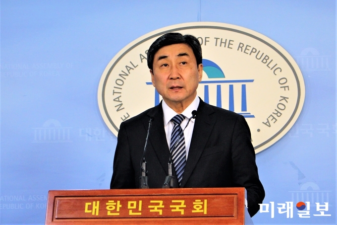 이종걸 더불어민주당 의원이 29일 오후 서울 여의도 국회 정론관에서 일본 초계기 도발과 관련, 기자회견을 하고 있다./사진=김정현 기자
