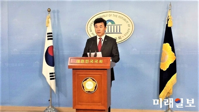 윤영석 자유한국당 대변인이 30일 오후 국회 정론관에서 논평을 하고 있다./사진=김정현 기자