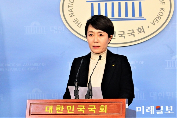 정호진 정의당 대변인이 30일 국회 정론관에서 브리핑을 하고 있다./사진=김정현 기자