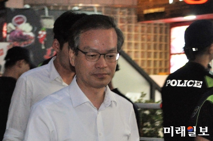 허익범 특별검사가 지난해 8월 10일 새벽 김경수 경남도지사의 2차 소환조사를 마친 후 서울 서초동 특검 사무실을 나와 귀가 하고 있다./사진=장건섭 기자