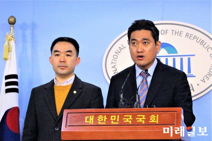 바른미래당 채이배(왼쪽)·오신환 의원이 31일 오후 국회 정론관에서 김경수 경남도지사 재판과 관련 민주당이 보복 주장에 대해 성토하고 있다./사진=김정현 기자