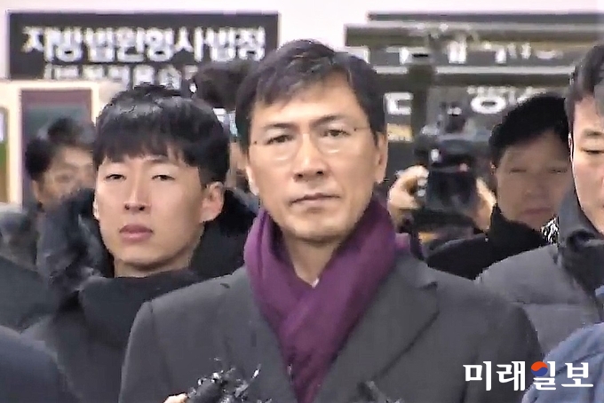 수행비서 성폭행 혐의로 기소돼 1심에서 무죄를 선고받은 안희정 전 충남지사가 1일 항소심이 열리는 서울중앙지법에 출석하고 있다./사진=장건섭 기자