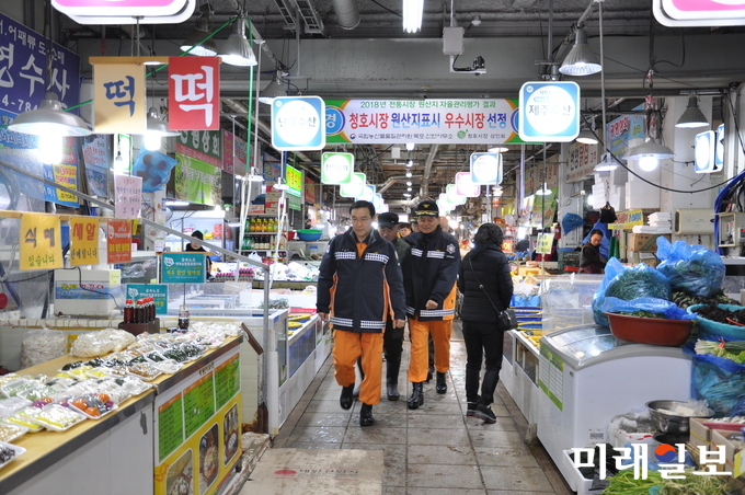 변수남 전남소방본부장이 지난 31일 설을 앞두고 전통시장 등 다중이용시설 안전점검 및 화재 시 초기 대응능력 증진을 위해 목포 청호시장을 방문해 현장 지도에 나섰다. / 사진=전남도 제공